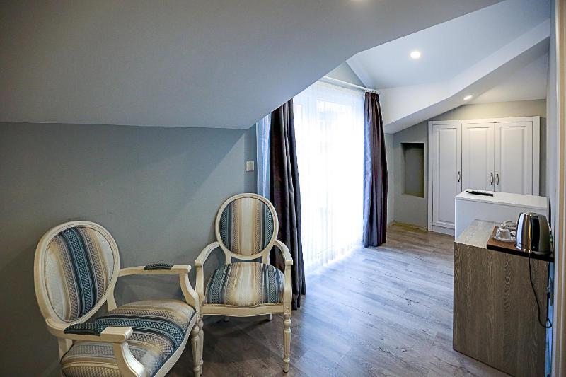 Standard Double Room with Balcony image 4