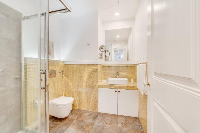 Cascais centre beautiful 85m2 apartment T2 with patio ground floor no step - image 27