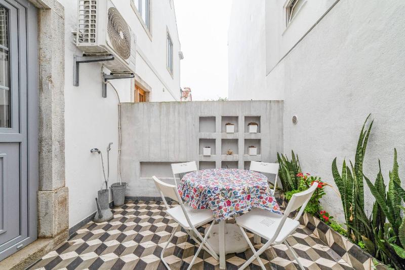 Cascais centre beautiful 85m2 apartment T2 with patio ground floor no step - image 18