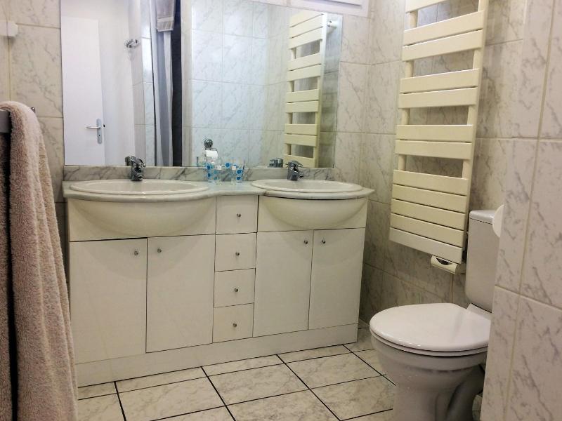 Basic Double Room image 3