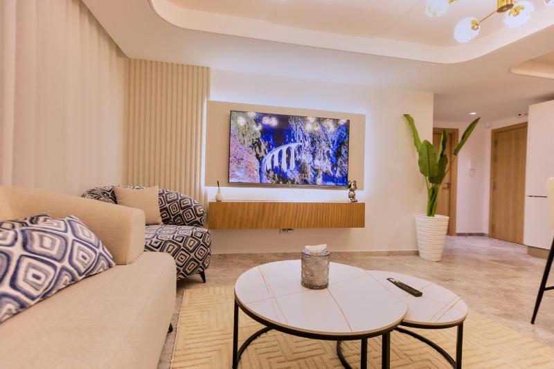 Stylish Apartment View Tower Residence Near to beach and Train station Private Parking - image 1
