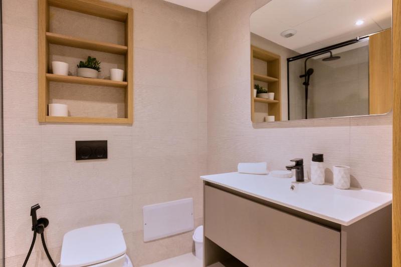 Stylish Apartment View Tower Residence Near to beach and Train station Private Parking - image 5
