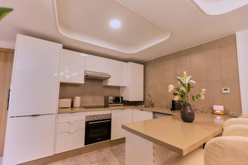 Stylish Apartment View Tower Residence Near to beach and Train station Private Parking - image 2