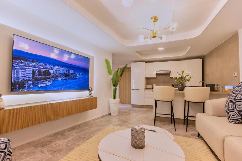 Stylish Apartment View Tower Residence Near to beach and Train station Private Parking - image 10