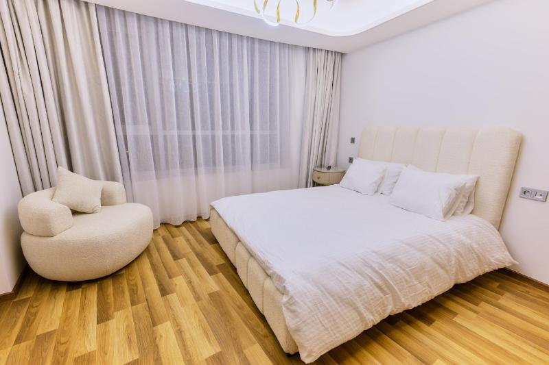 Stylish Apartment View Tower Residence Near to beach and Train station Private Parking - image 9