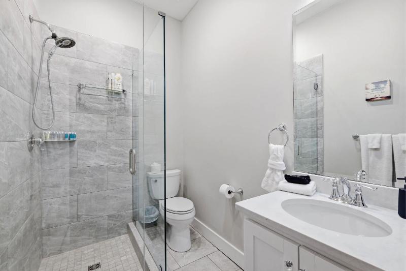 Charming Home in the Highlands W Private Backyard - image 29