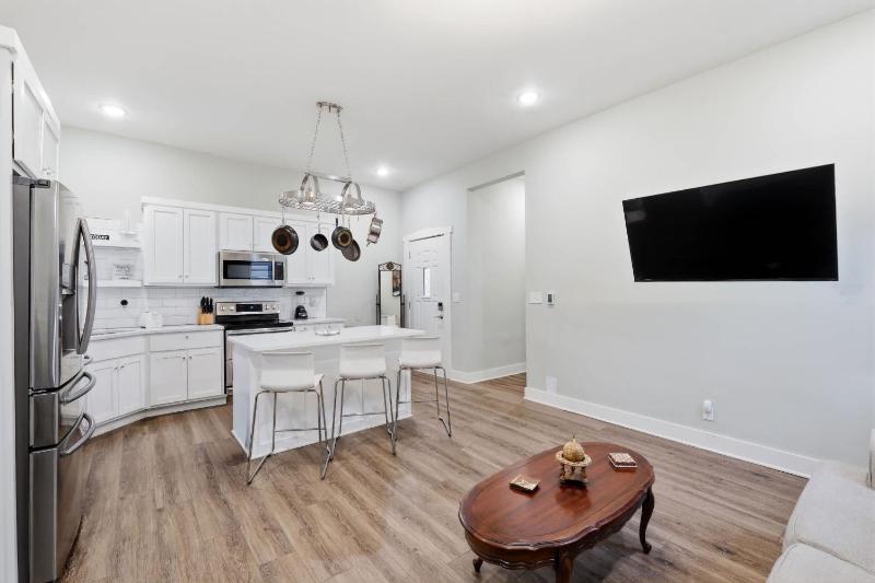 Charming Home in the Highlands W Private Backyard - image 38