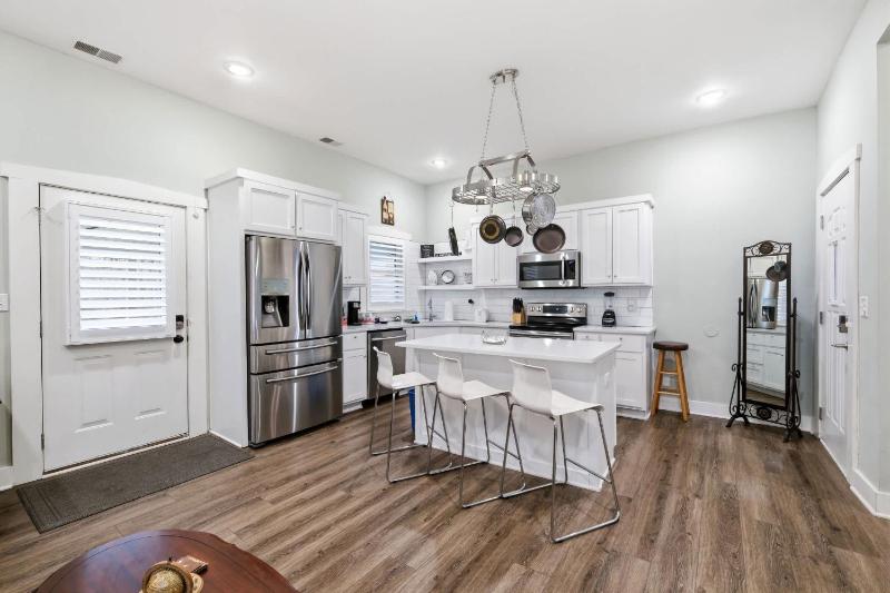 Charming Home in the Highlands W Private Backyard - image 15