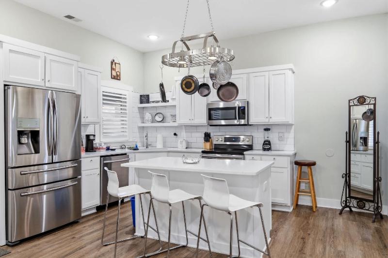 Charming Home in the Highlands W Private Backyard - image 16