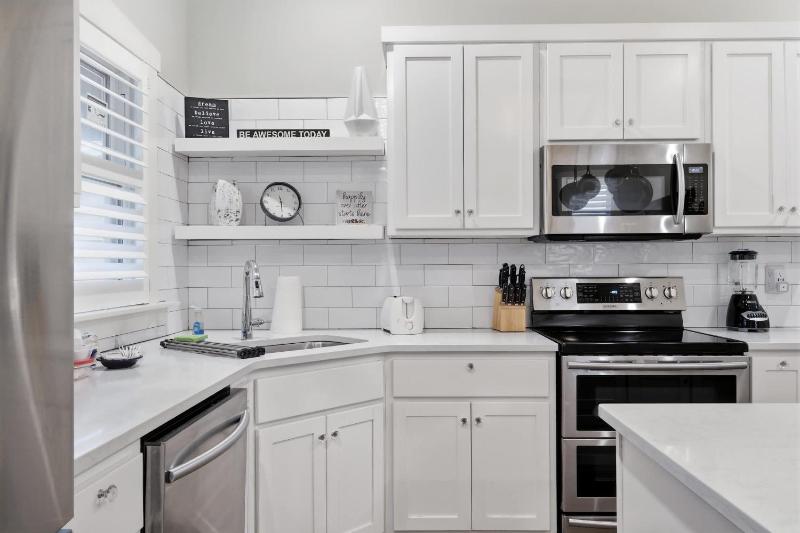 Charming Home in the Highlands W Private Backyard - image 23