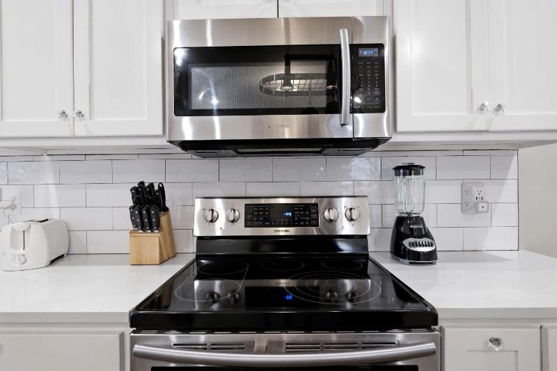 Charming Home in the Highlands W Private Backyard - image 31