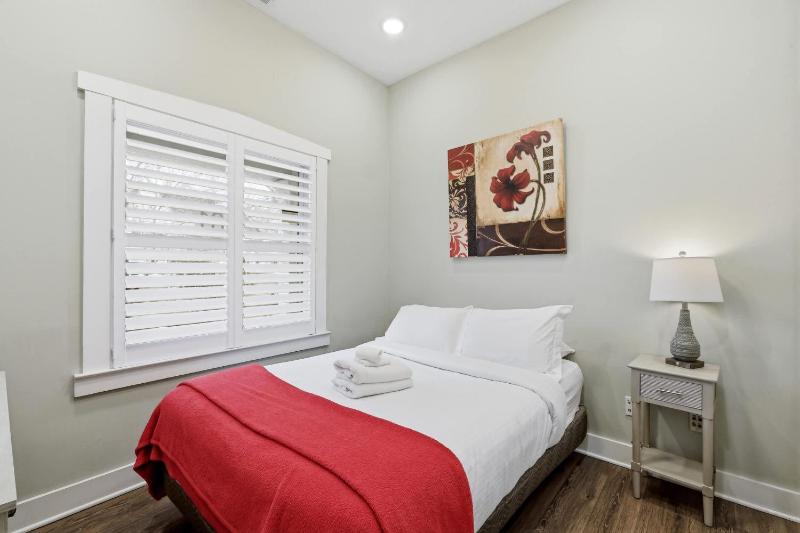 Charming Home in the Highlands W Private Backyard - image 22