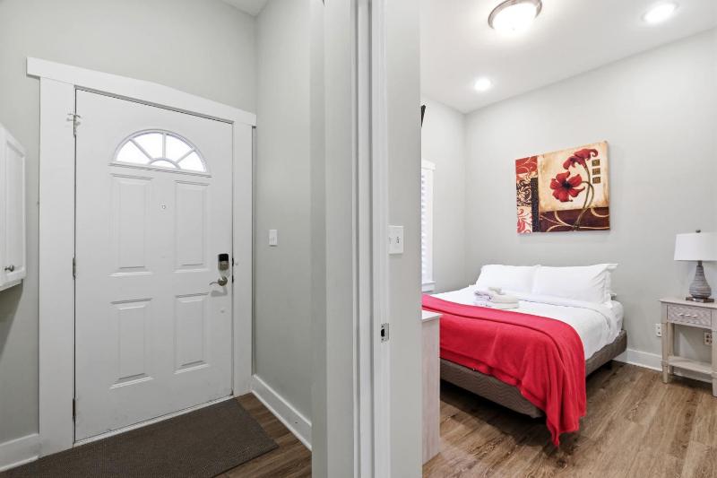Charming Home in the Highlands W Private Backyard - image 36