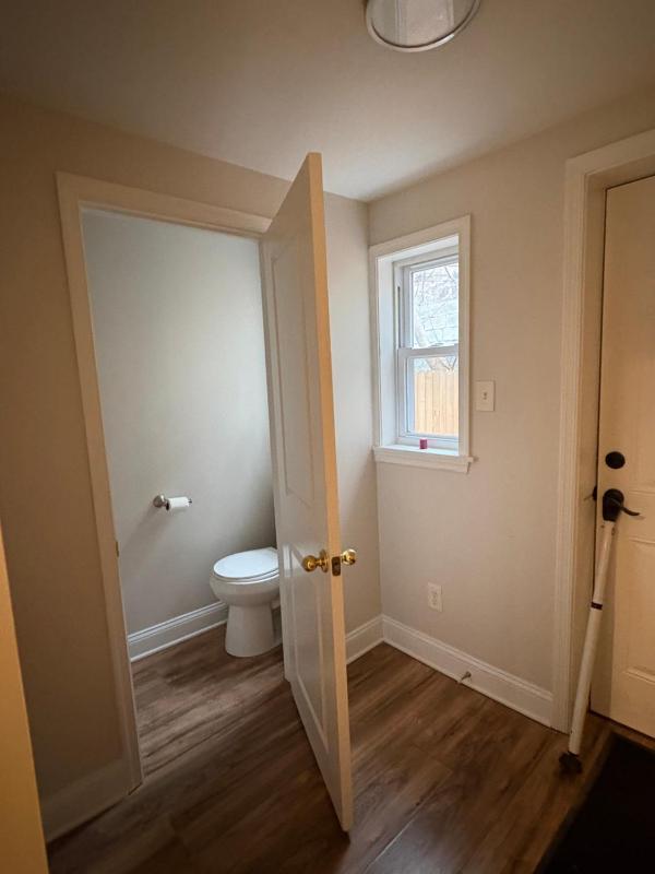 Modern 2 BedRm Spacious Home-University City-Free Parking! - image 3