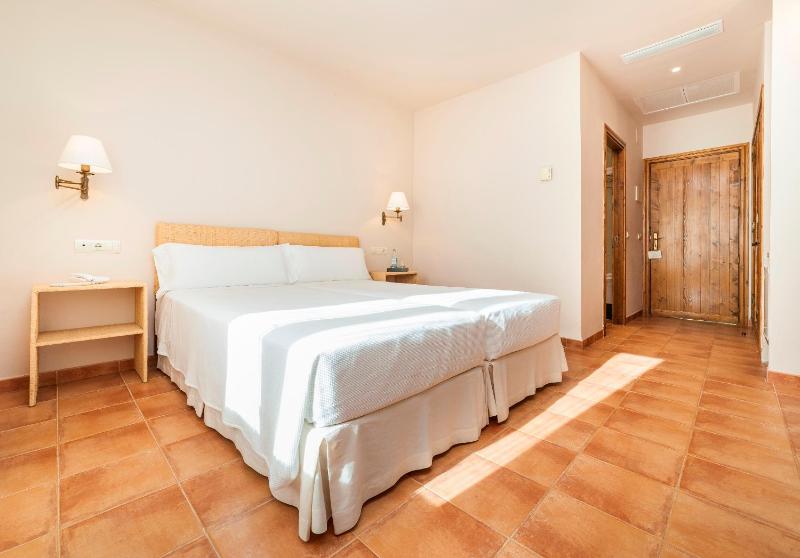 Twin Room image 3