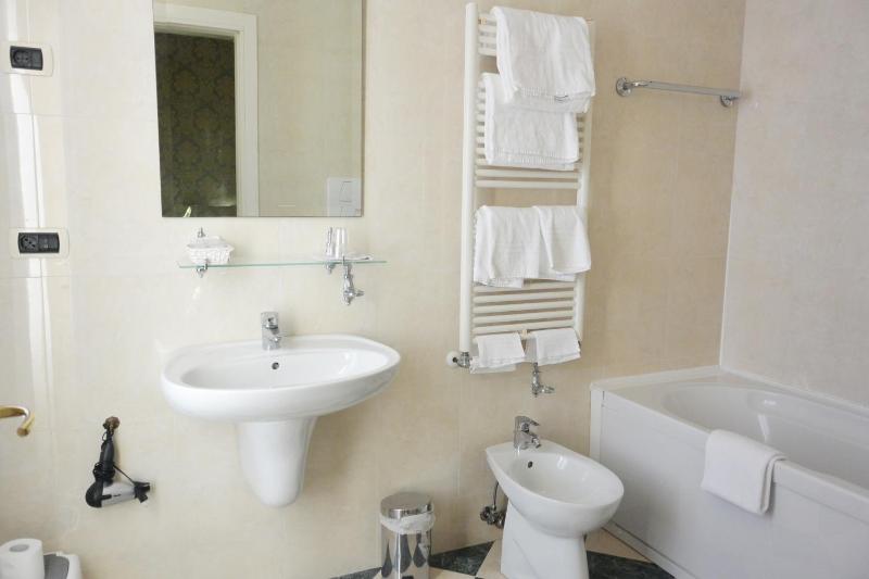 Family Triple Room  with Canal View image 3