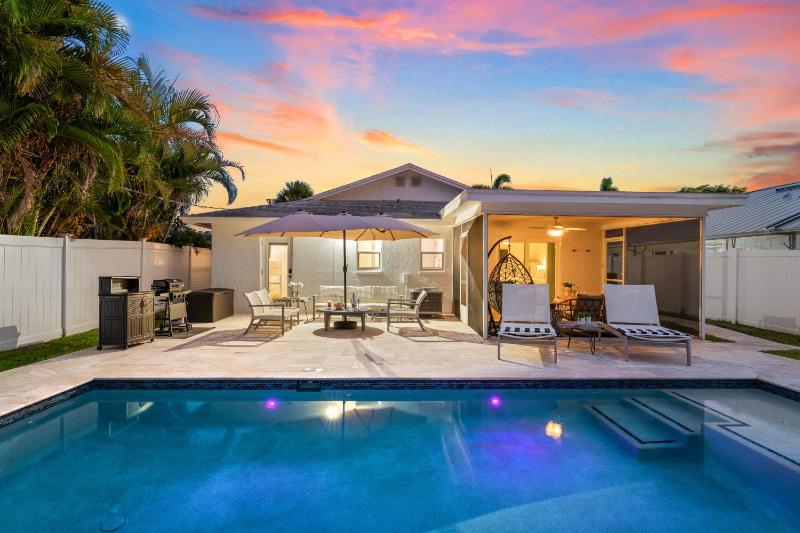 Endless Paradise -New Salt Water Pool! Relax! Walk to Beach! - image 50