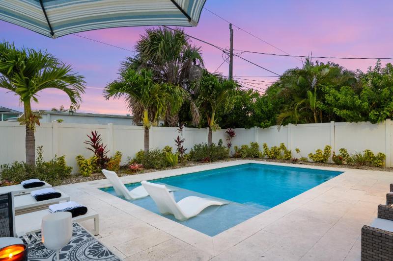 NEW Palm Tree Paradise -Close To The Beach! Beautiful Heated Pool! - image 42