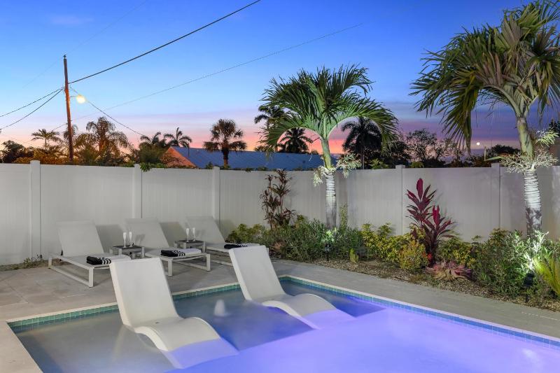 NEW Palm Tree Paradise -Close To The Beach! Beautiful Heated Pool! - image 45