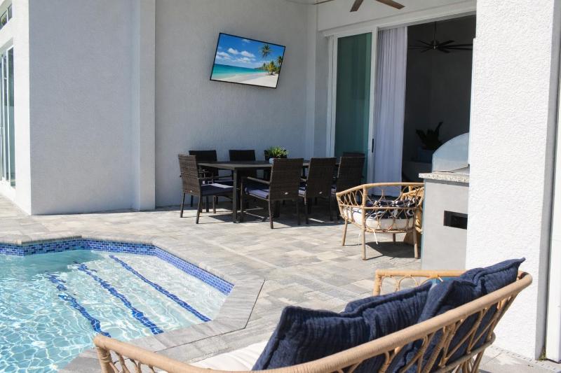 Sand Dollar Retreat | Walk to Vanderbilt Beach | Southern-Facing salt Pool & Spa | Bikes | Sleeps 8 - image 44