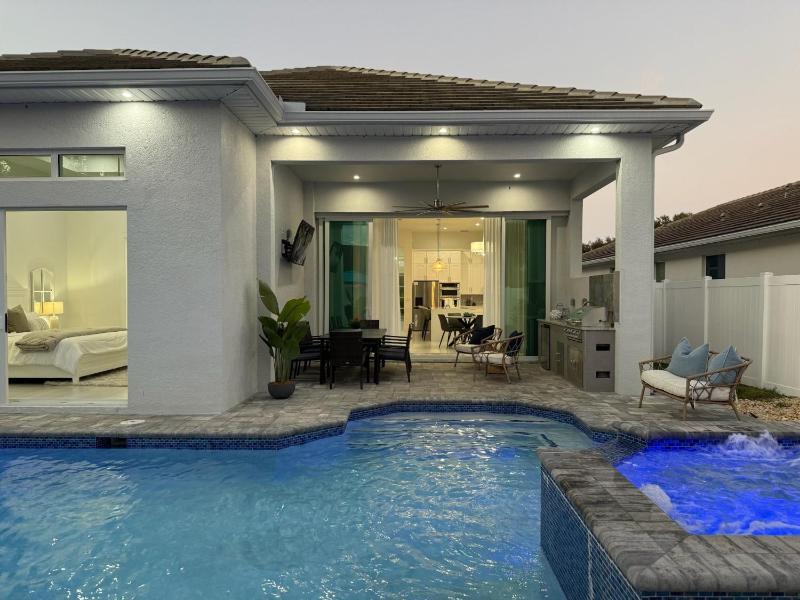 Sand Dollar Retreat | Walk to Vanderbilt Beach | Southern-Facing salt Pool & Spa | Bikes | Sleeps 8 - image 43