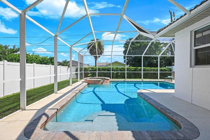 Serenity by the Gulf! - 1 Mile To Vanderbilt Beach! - 4 Bedroom! - image 24