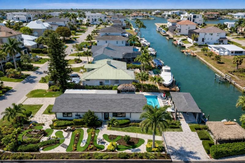 Tiki Hut Hideaway - Cozy Poolside Escape Walk to Beach - image 32