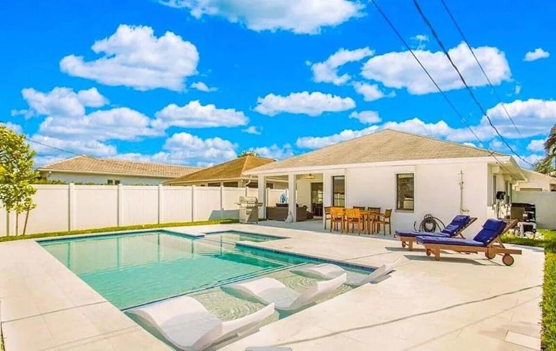 New listing! Everything is new! Private home w/ salt water pool and spa - image 32