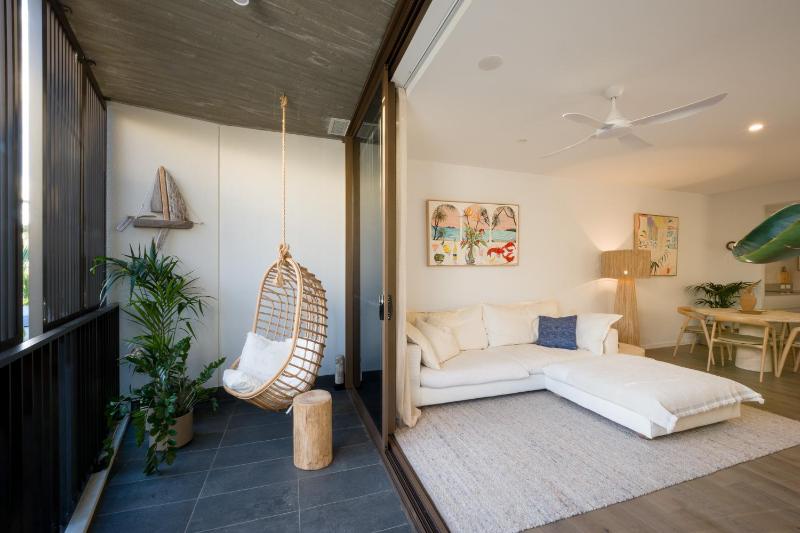Byron Vibes on Jonson - image 1