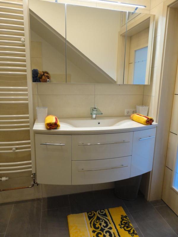 Two-Bedroom Apartment with Balcony - NG image 3
