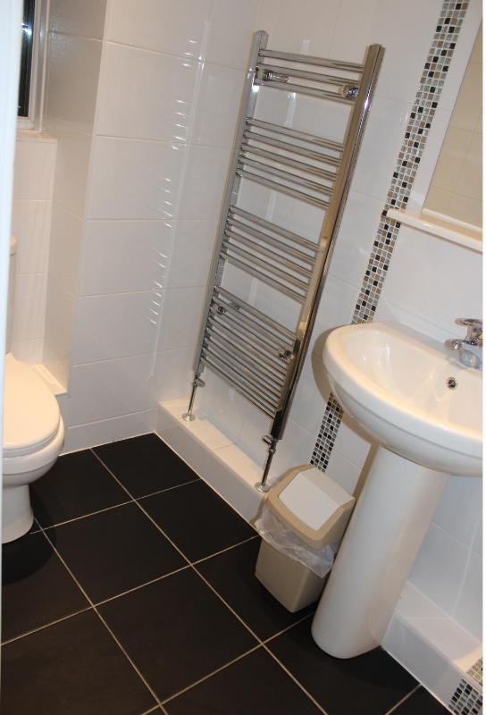 Twin Room with Shower image 3