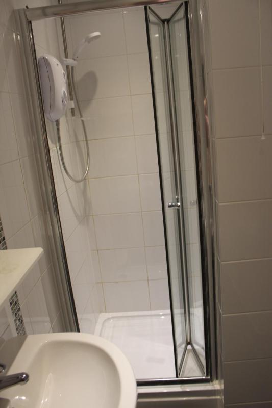Twin Room with Shower image 2