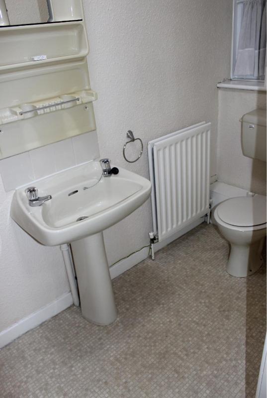 Single Room with Shower image 3
