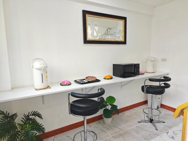 Shwe Ooe Lay Guest House - image 1