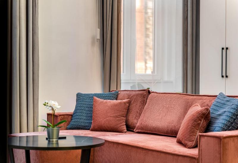 D38 Central Suite - image 5