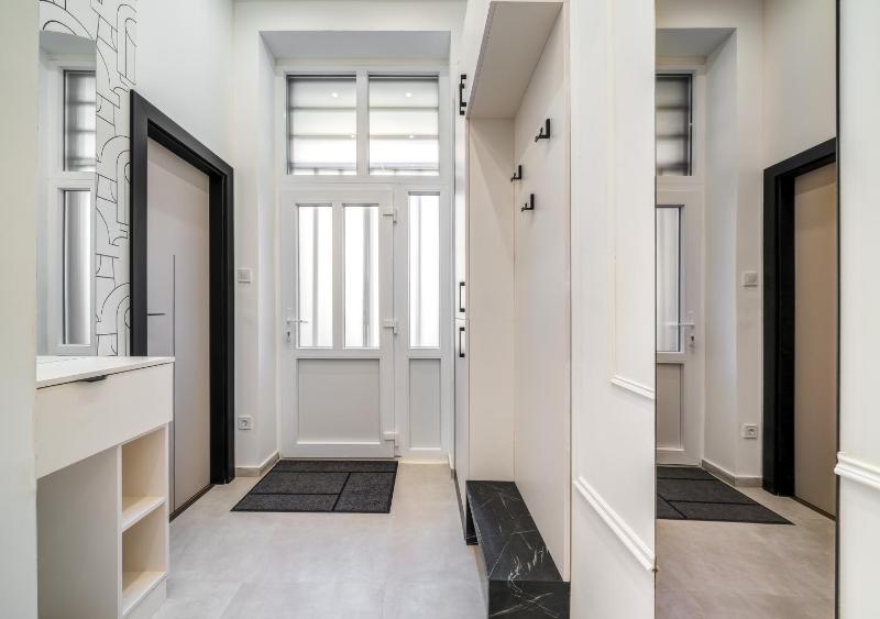 D38 Central Suite - image 6