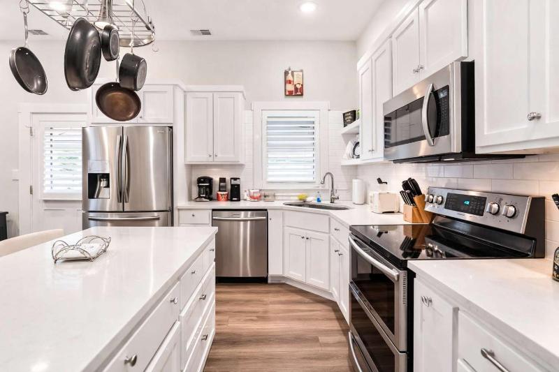 Charming Home in the Highlands W Private Backyard - image 28