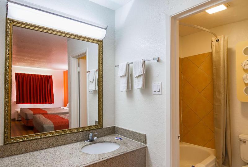 Queen Room with Two Queen Beds - Non-Smoking image 4