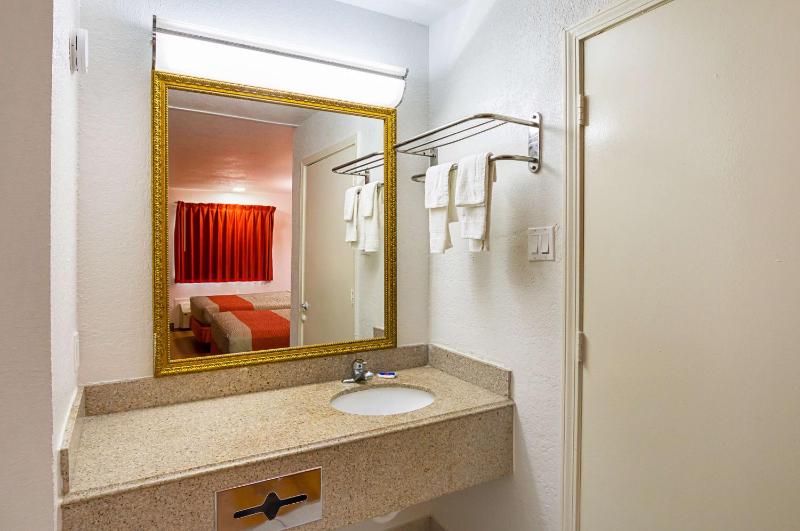 Queen Room with Two Queen Beds - Non-Smoking image 4