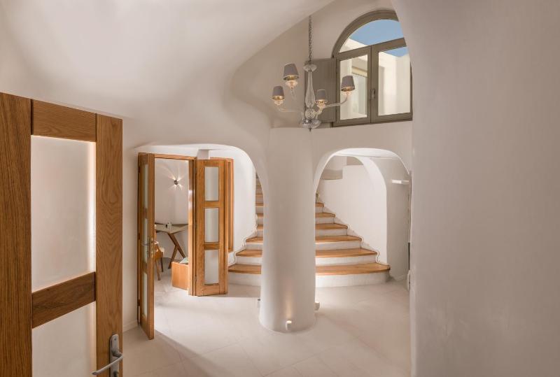 Premier Suite with Private Heated Outdoor Pool & Caldera Sea View image 4