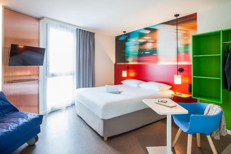 Standard Family Suite with One Double Bed and Twin Beds image 2