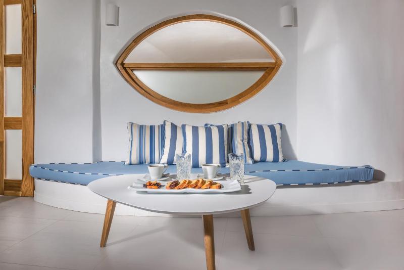 Elite Suite with Private Heated Outdoor Pool & Caldera Sea View image 1