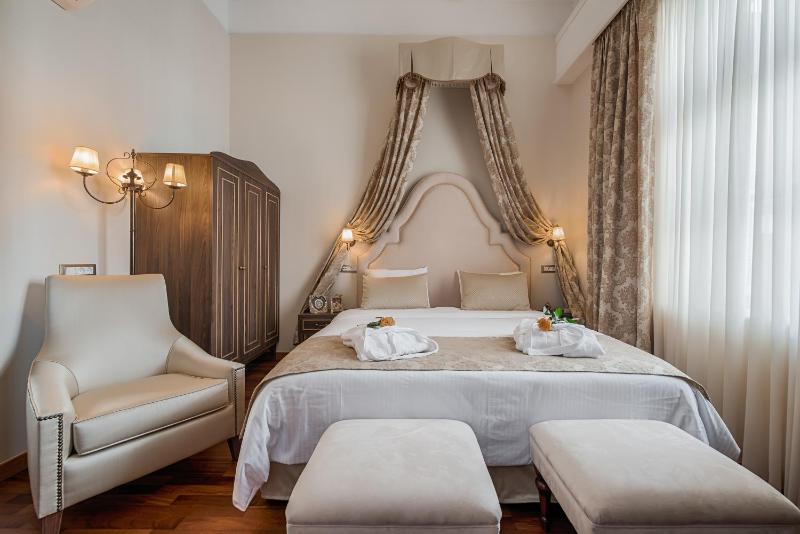 Standard Double Room image 3