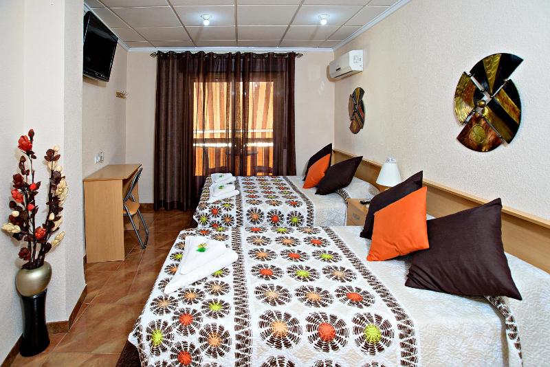 Twin Room image 4