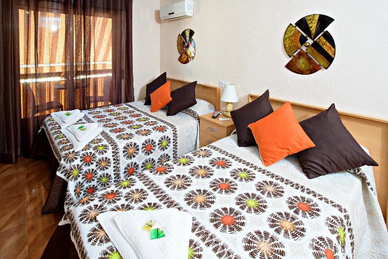 Twin Room image 3