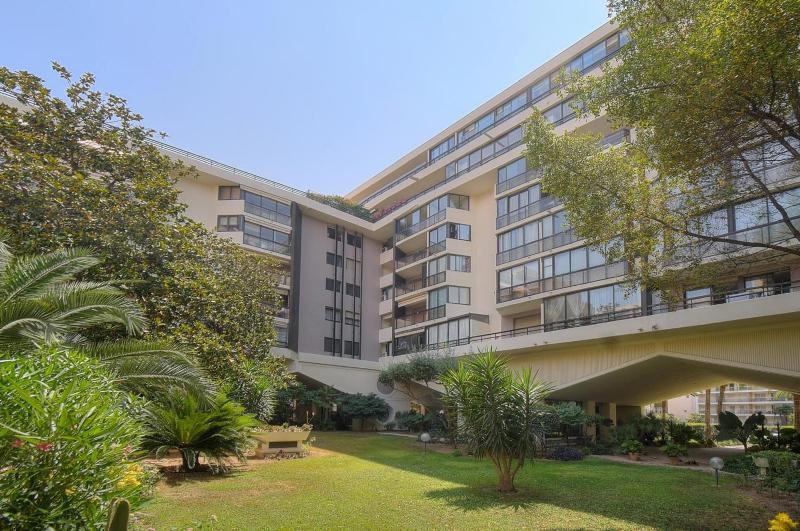 PROCHE CARLTON One bedroom Apartment - image 4