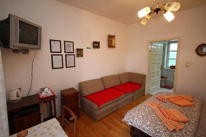 Triple Room with Private Bathroom image 4