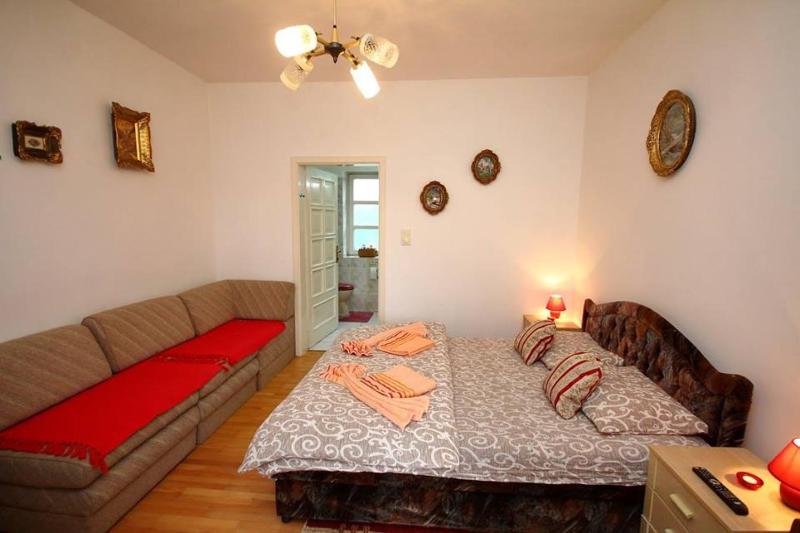 Triple Room with Private Bathroom image 3