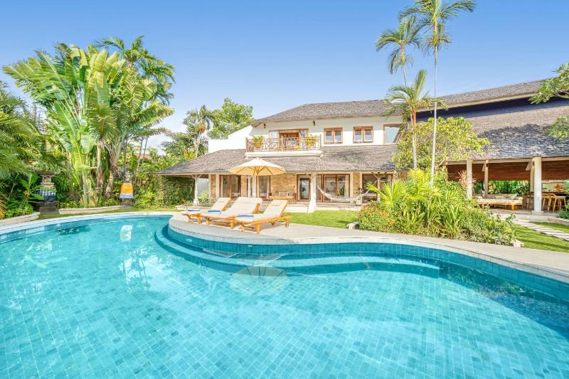 Villa Manhattan - Luxurious 4 BDR Villa huge pool - image 1