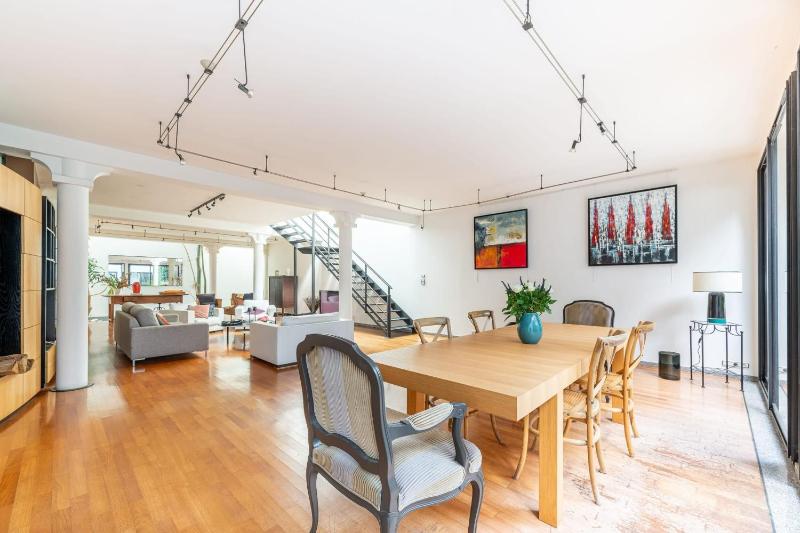 Large fully renovated 250m house - image 8
